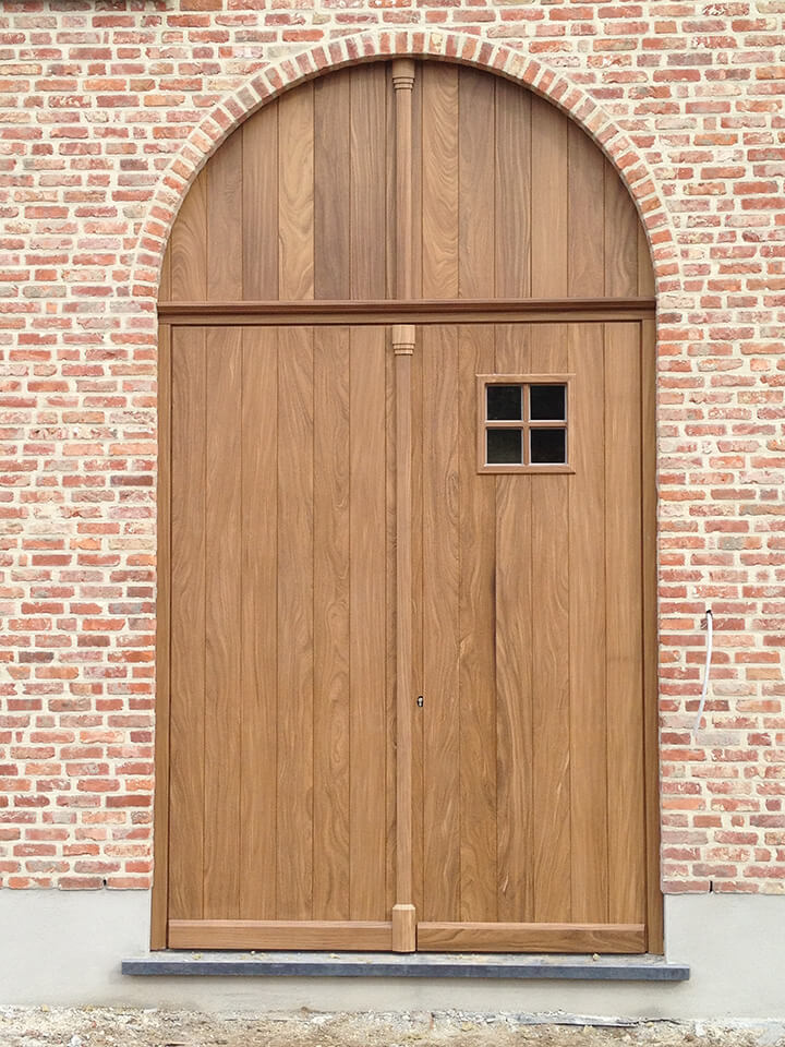 houten voordeur in afrormosia in twee delen