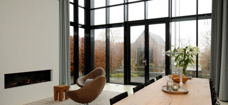 Hoog raam voor een vide
